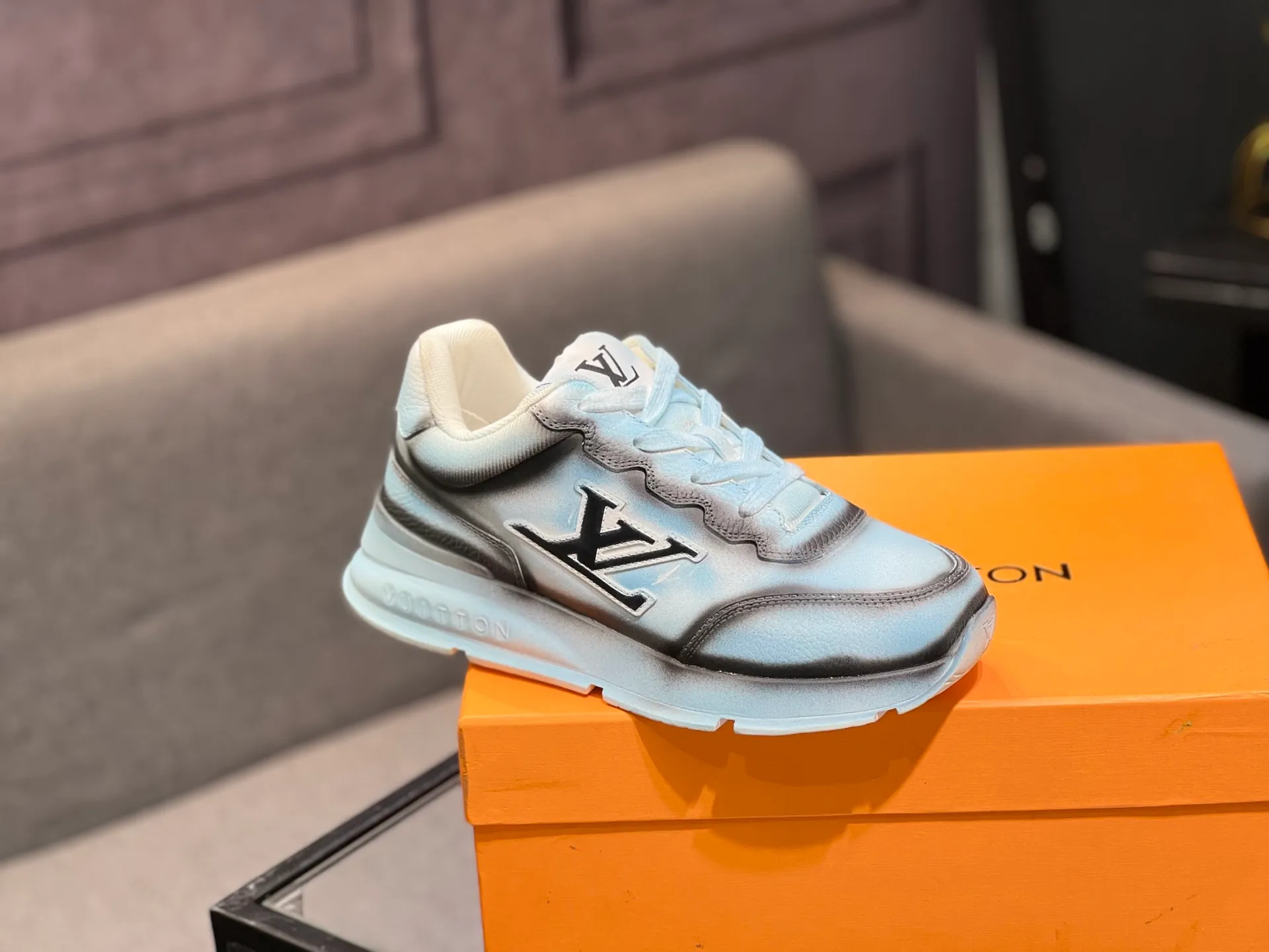 Men's shoes 💰760 LV | Louis Vuitton 2025𝐬𝐬 Spring and summer new styles, couples' models, men's models come out first. The counter focuses on the latest casual shoes. Hard goods are new🆕 ❥Purchase level! Full of high-end feel! A popular model among bloggers at home and abroad, it’s retro and fashionable and looks amazing on your feet! Wear a lot of happiness! Mainly recommended model on the official website★ ▪️Upper: Original custom-made imported calfskin fabric ▪️Inner lining: breathable gauze imported from Italy ▪️Outsole: rubber foam ➕tpu high-end outsole ▪️Shoe size: 36-44 (customized for 45 and 46)